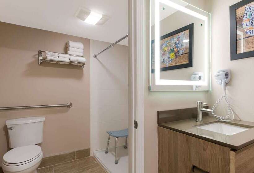 فندق Econo Lodge Inn & Suites On The River