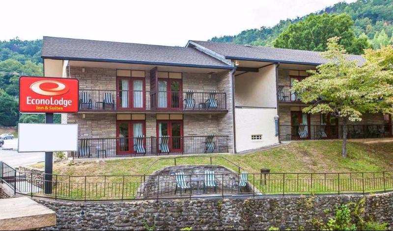 فندق Econo Lodge Inn & Suites On The River