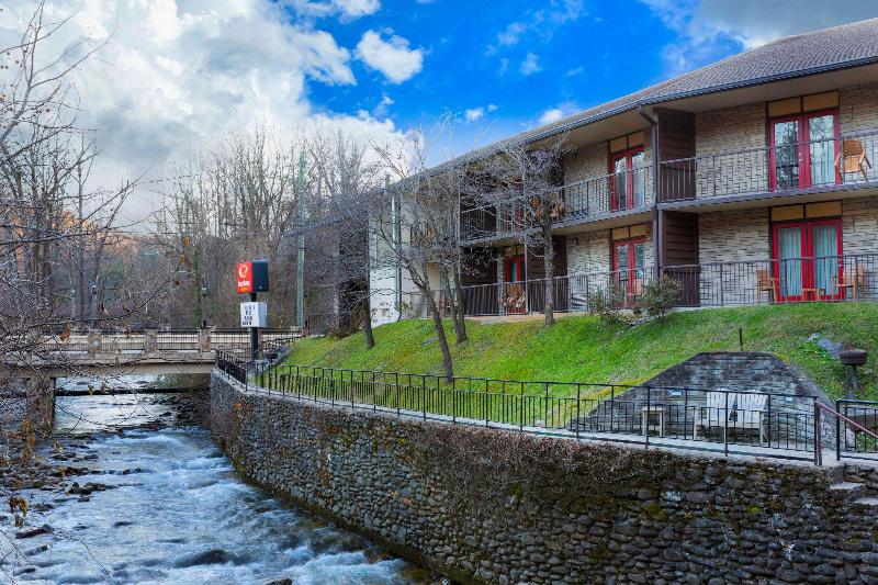 فندق Econo Lodge Inn & Suites On The River