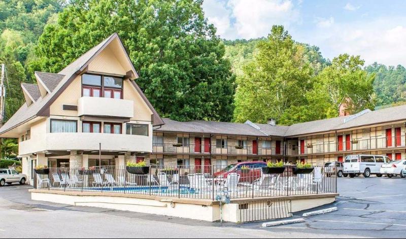 فندق Econo Lodge Inn & Suites On The River