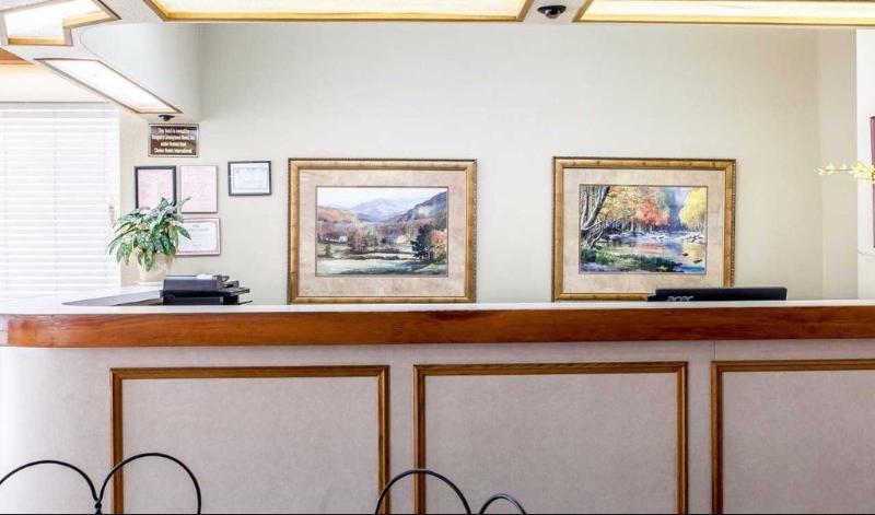 בית מלון כפרי Econo Lodge Inn & Suites On The River