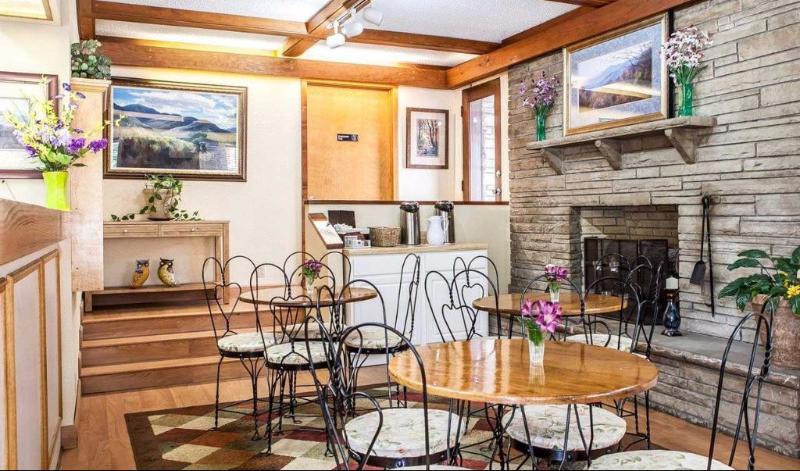 فندق Econo Lodge Inn & Suites On The River