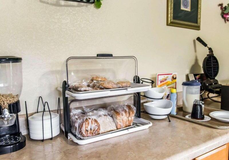 Отель Econo Lodge Perry