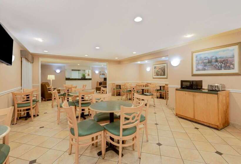 בית מלון כפרי La Quinta Inn By Wyndham Cleveland Independence