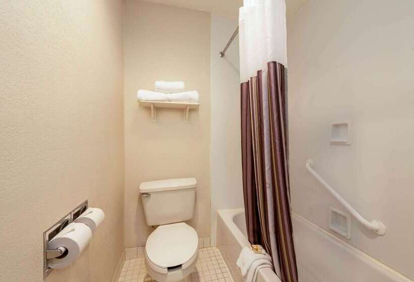 בית מלון כפרי La Quinta Inn By Wyndham Cleveland Independence