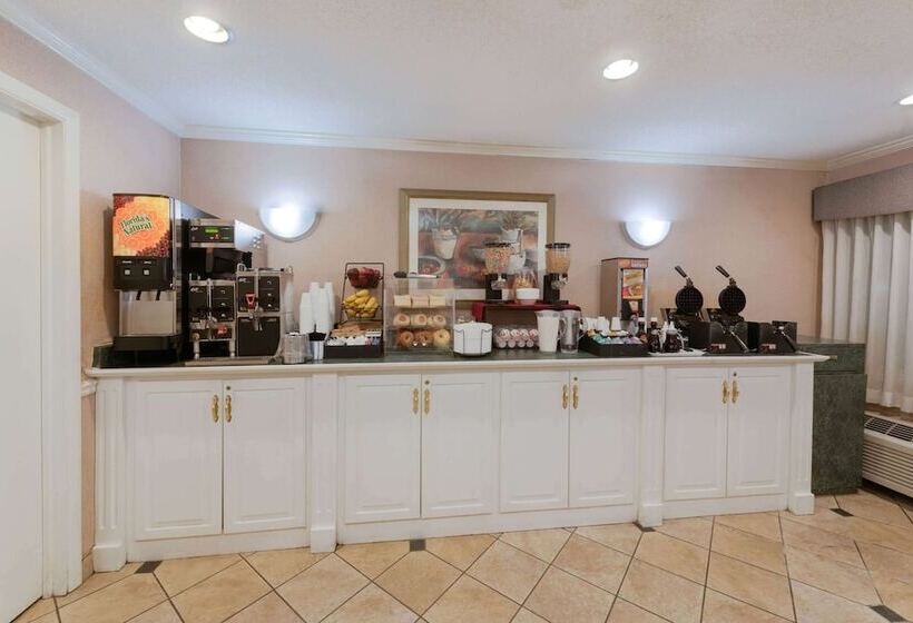 בית מלון כפרי La Quinta Inn By Wyndham Cleveland Independence