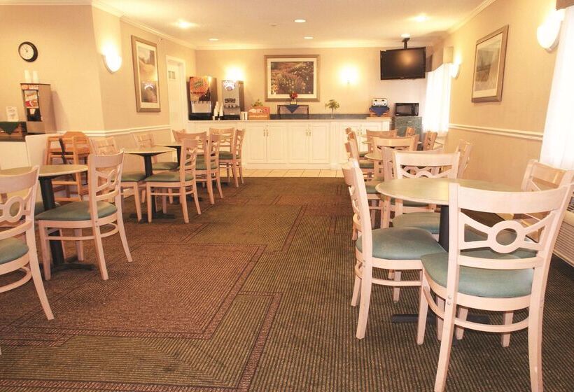 בית מלון כפרי La Quinta Inn By Wyndham Detroit Canton