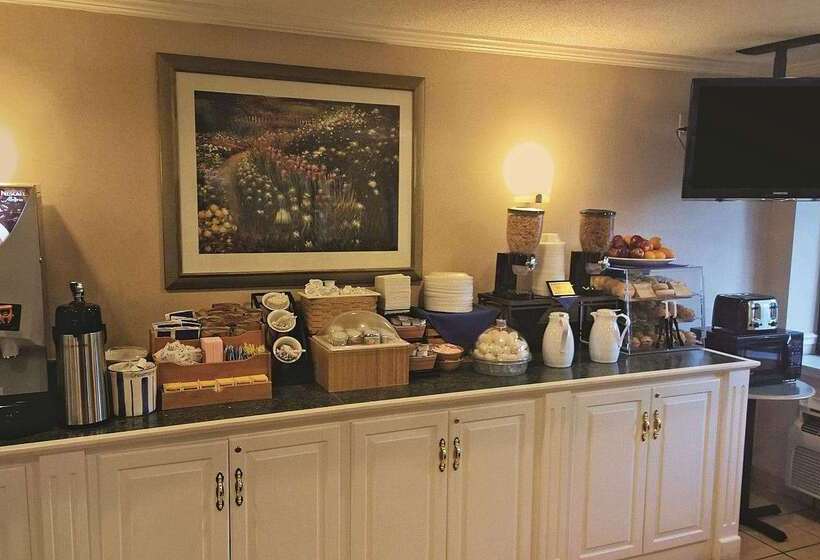 בית מלון כפרי La Quinta Inn By Wyndham Detroit Canton