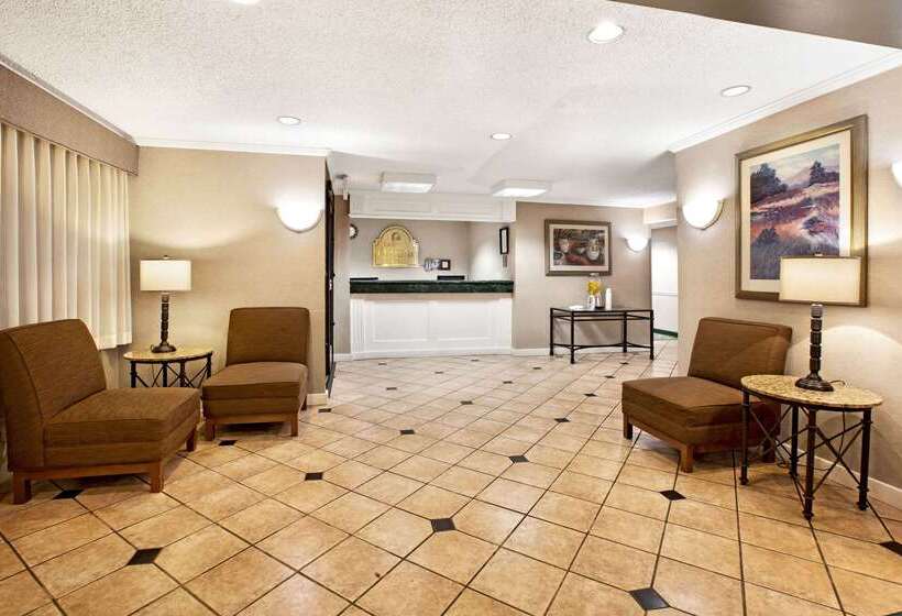 호텔 La Quinta Inn By Wyndham Detroit Canton