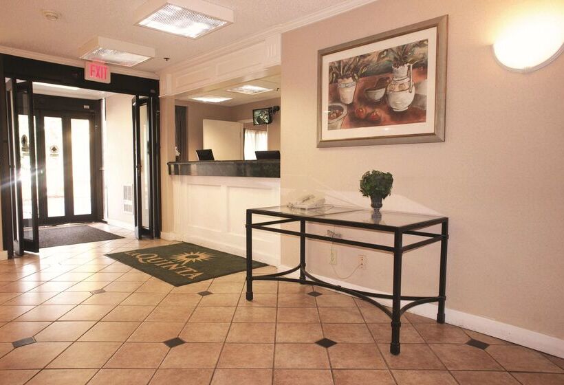 בית מלון כפרי La Quinta Inn By Wyndham Detroit Canton