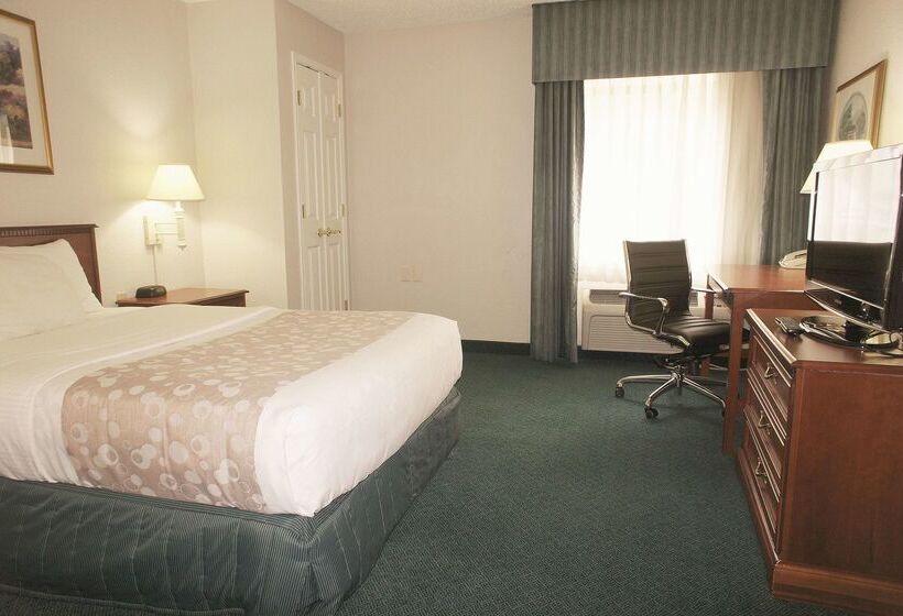 בית מלון כפרי La Quinta Inn By Wyndham Detroit Canton