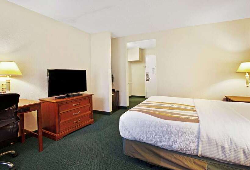 בית מלון כפרי La Quinta Inn By Wyndham Detroit Canton