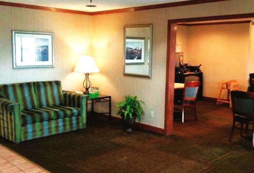 Отель La Quinta Inn By Wyndham Detroit Southgate