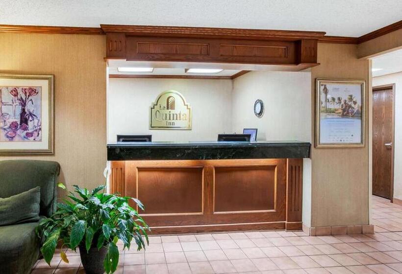 فندق La Quinta Inn By Wyndham Detroit Southgate