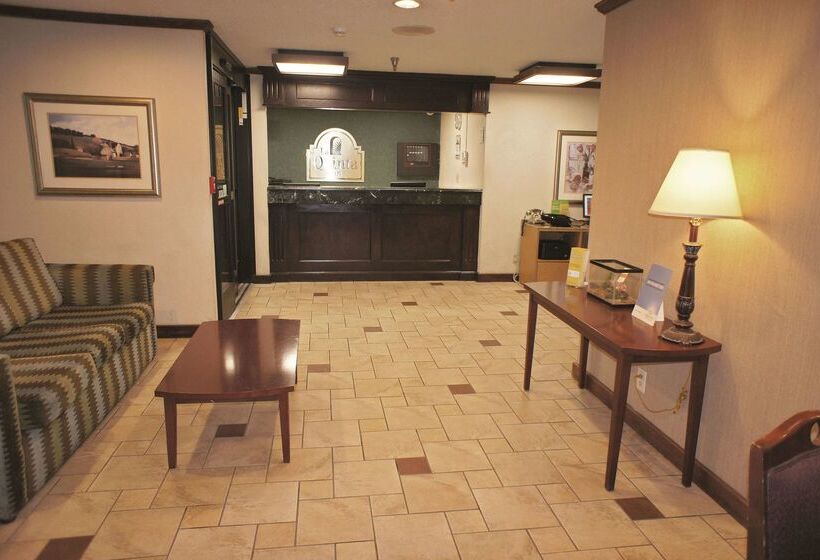 בית מלון כפרי La Quinta Inn By Wyndham Indianapolis Airport Executive Dr