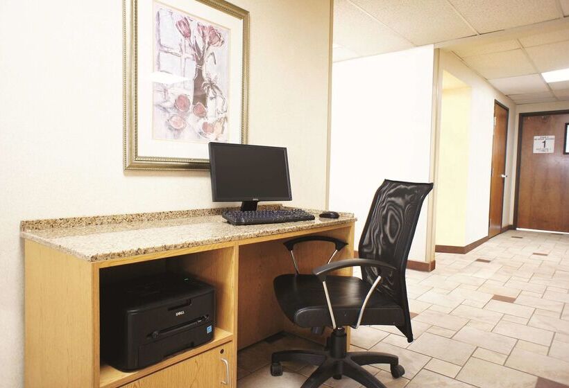 בית מלון כפרי La Quinta Inn By Wyndham Indianapolis Airport Executive Dr