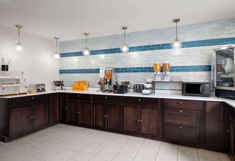 בית מלון כפרי La Quinta Inn By Wyndham Indianapolis Airport Executive Dr