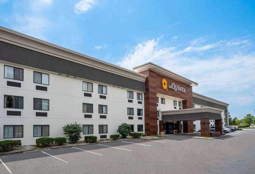 בית מלון כפרי La Quinta Inn By Wyndham Indianapolis Airport Executive Dr