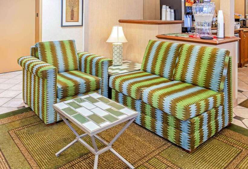 هتل La Quinta Inn By Wyndham Milwaukee Airport / Oak Creek