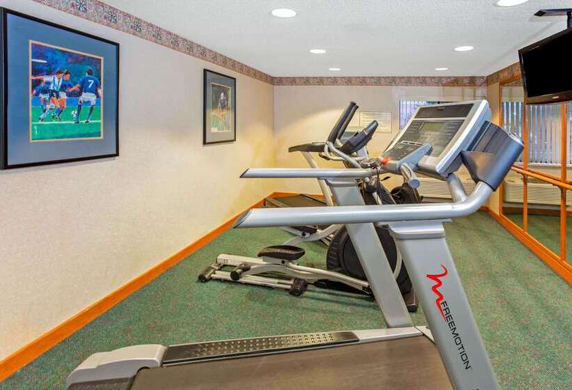 هتل La Quinta Inn By Wyndham Milwaukee Airport / Oak Creek