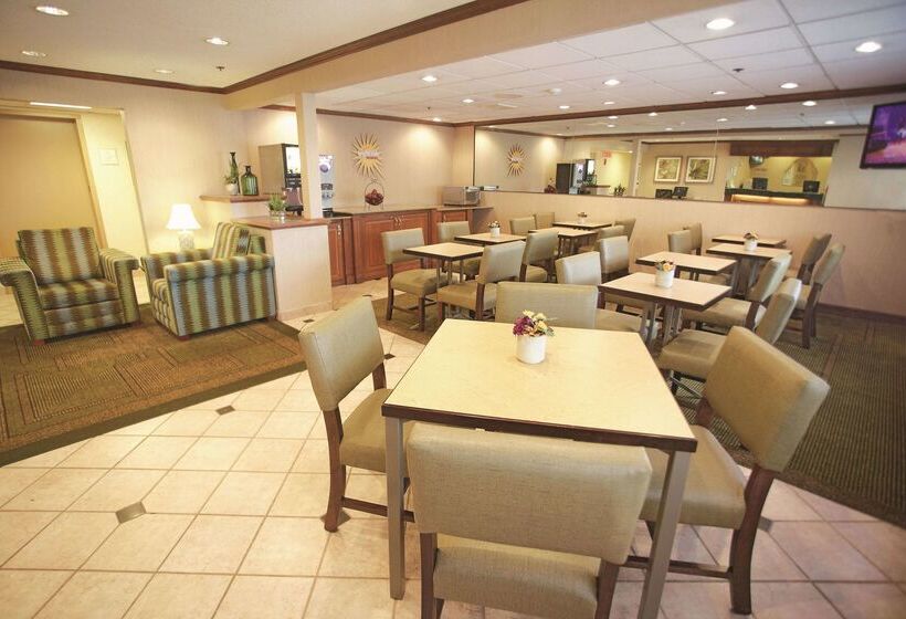 هتل La Quinta Inn By Wyndham Milwaukee Airport / Oak Creek