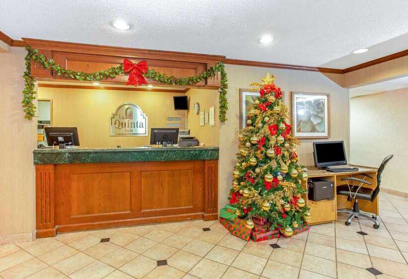 هتل La Quinta Inn By Wyndham Milwaukee Airport / Oak Creek