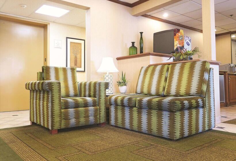 هتل La Quinta Inn By Wyndham Milwaukee Airport / Oak Creek