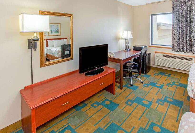 هتل La Quinta Inn By Wyndham Milwaukee Airport / Oak Creek