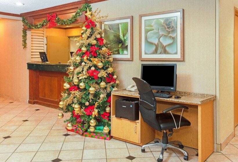 هتل La Quinta Inn By Wyndham Milwaukee Airport / Oak Creek