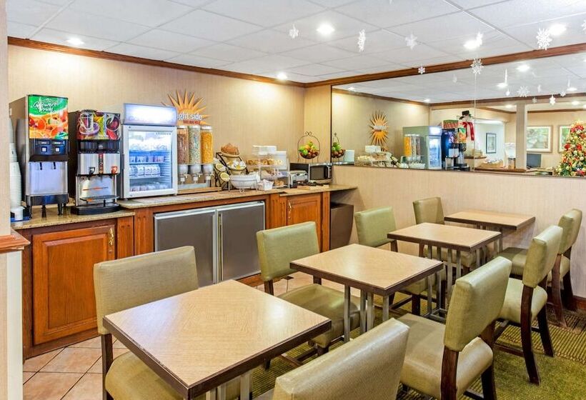 هتل La Quinta Inn By Wyndham Milwaukee Airport / Oak Creek