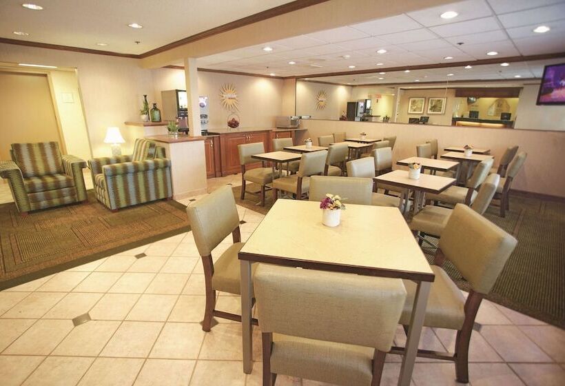 هتل La Quinta Inn By Wyndham Milwaukee Airport / Oak Creek