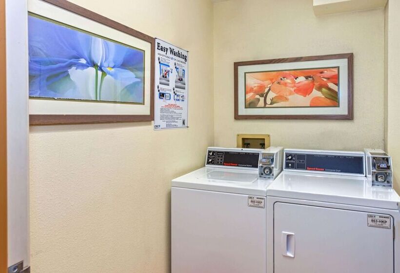 هتل La Quinta Inn By Wyndham Milwaukee Airport / Oak Creek