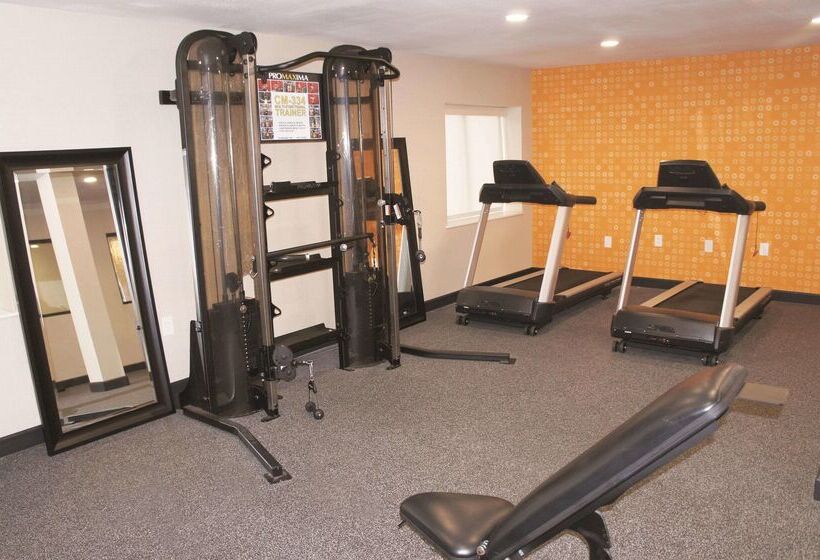 בית מלון כפרי La Quinta Inn By Wyndham St. Louis Hazelwood  Airport North