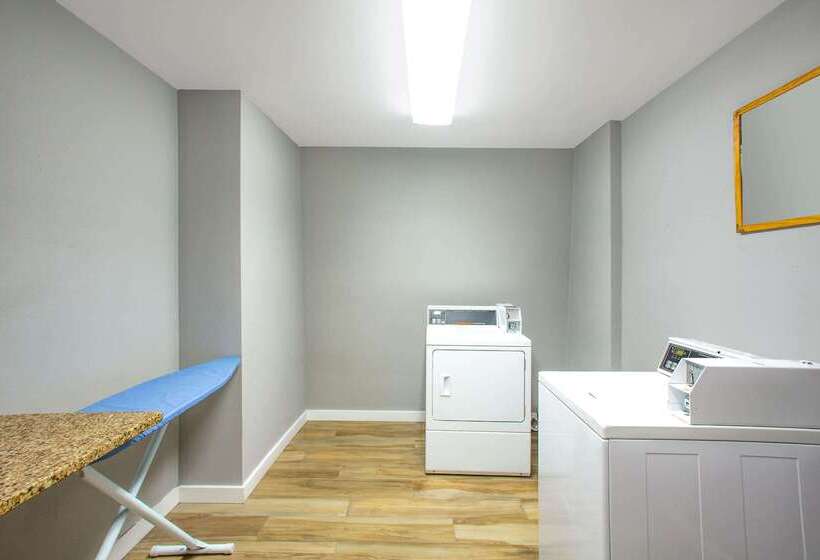 בית מלון כפרי La Quinta Inn By Wyndham St. Louis Hazelwood  Airport North