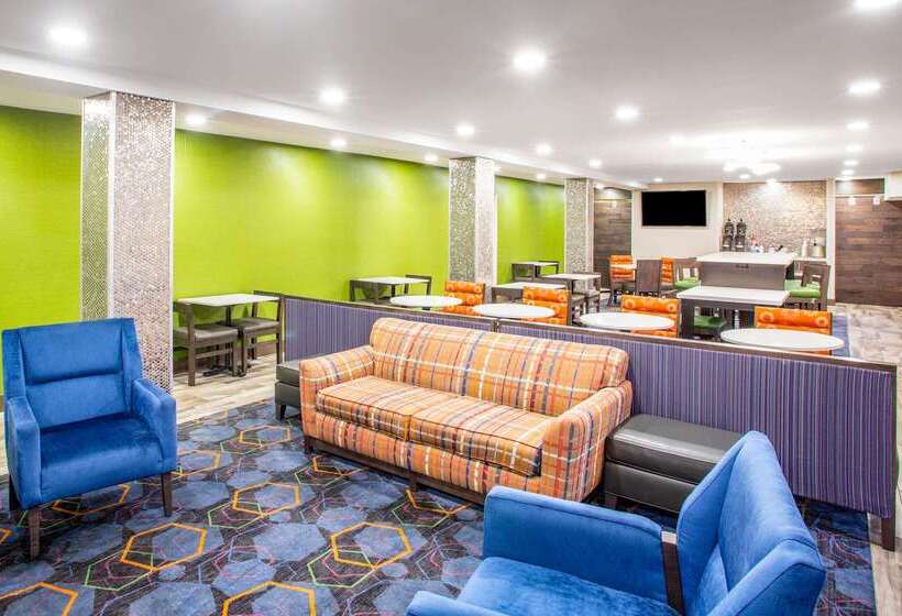 בית מלון כפרי La Quinta Inn By Wyndham St. Louis Hazelwood  Airport North