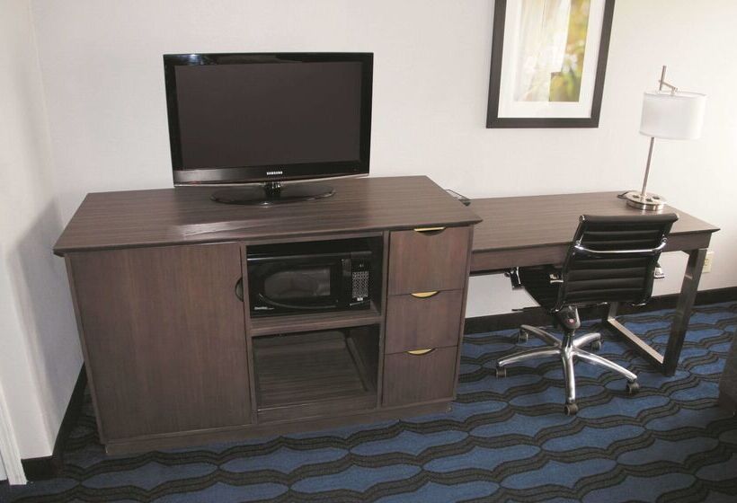 هتل La Quinta Inn By Wyndham St. Louis Hazelwood  Airport North