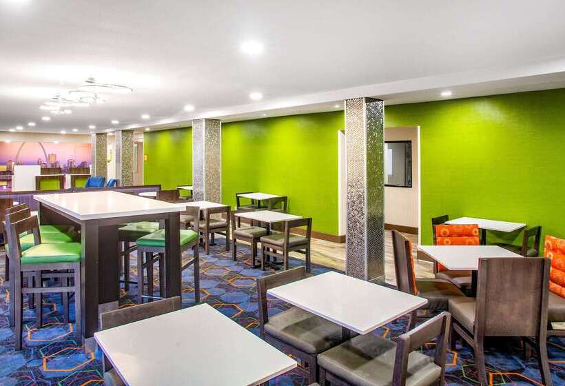 בית מלון כפרי La Quinta Inn By Wyndham St. Louis Hazelwood  Airport North