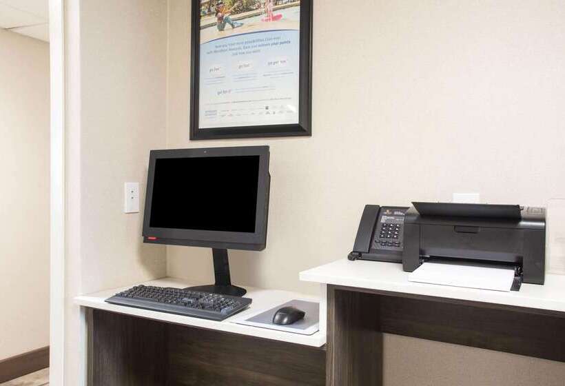 בית מלון כפרי La Quinta Inn By Wyndham St. Louis Hazelwood  Airport North