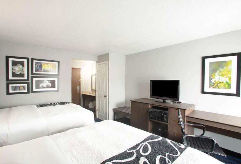 בית מלון כפרי La Quinta Inn By Wyndham St. Louis Hazelwood  Airport North