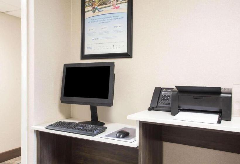 בית מלון כפרי La Quinta Inn By Wyndham St. Louis Hazelwood  Airport North