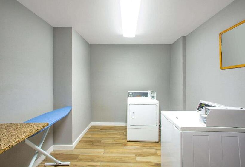 هتل La Quinta Inn By Wyndham St. Louis Hazelwood  Airport North