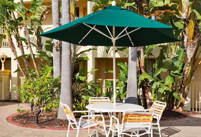 בית מלון כפרי La Quinta Inn By Wyndham Tampa Near Busch Gardens