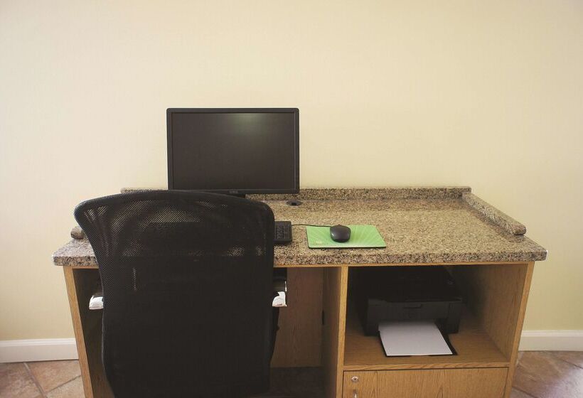 בית מלון כפרי La Quinta Inn By Wyndham Tampa Near Busch Gardens