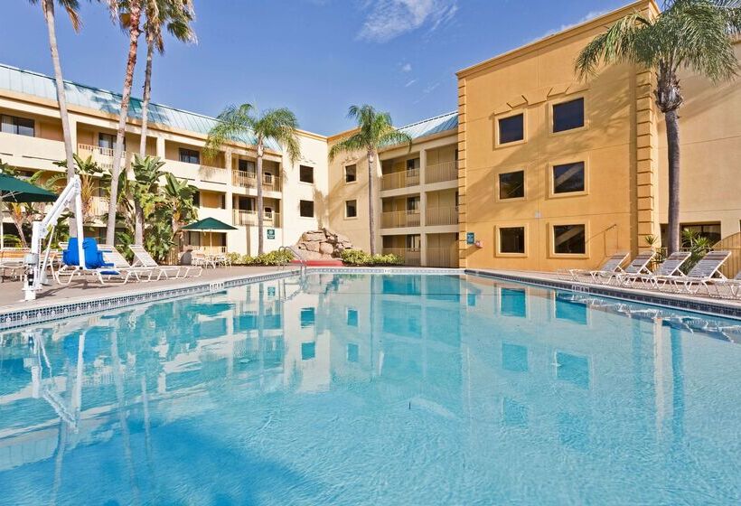 בית מלון כפרי La Quinta Inn By Wyndham Tampa Near Busch Gardens