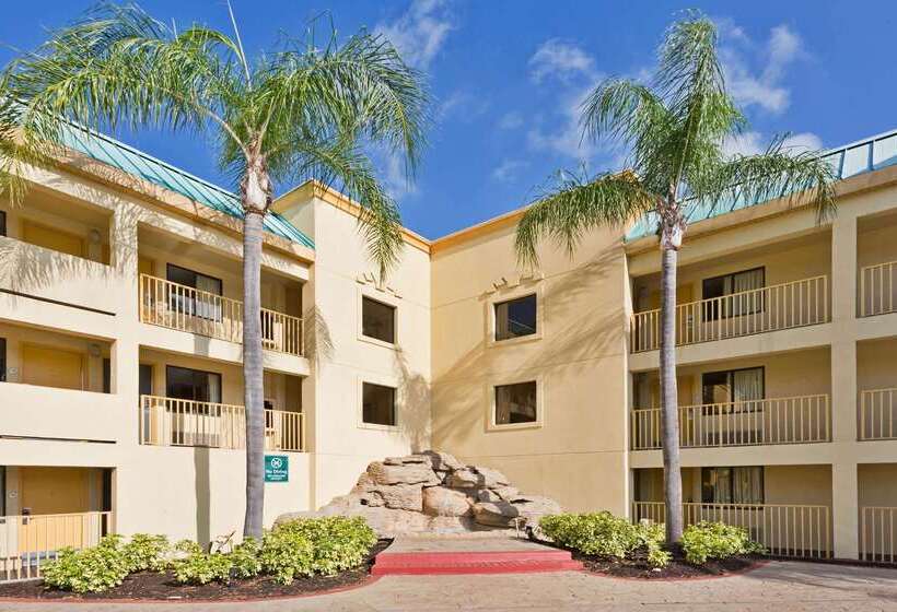 בית מלון כפרי La Quinta Inn By Wyndham Tampa Near Busch Gardens
