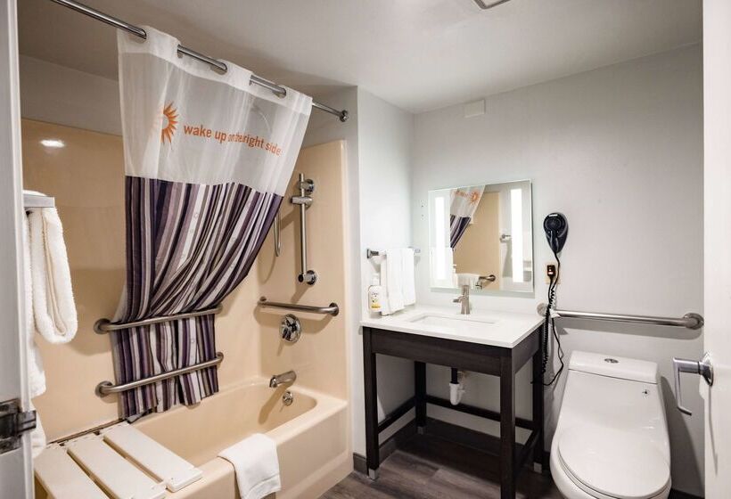 בית מלון כפרי La Quinta Inn By Wyndham Tampa Near Busch Gardens