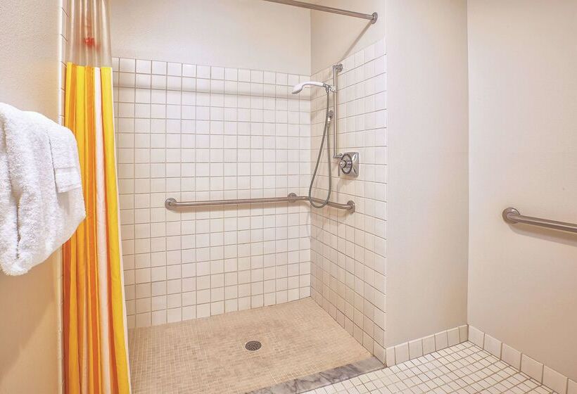 فندق La Quinta Inn By Wyndham Toledo Perrysburg