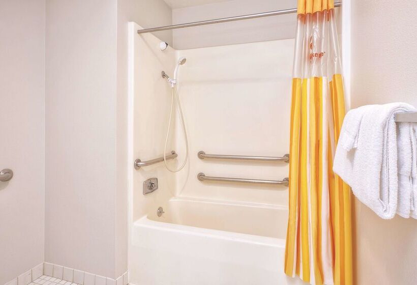 בית מלון כפרי La Quinta Inn By Wyndham Toledo Perrysburg