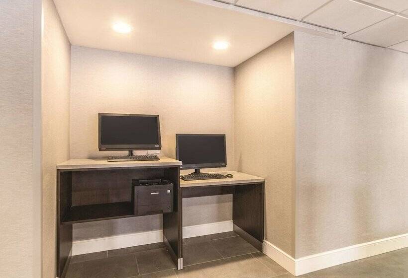 호텔 La Quinta By Wyndham Cleveland   Airport North