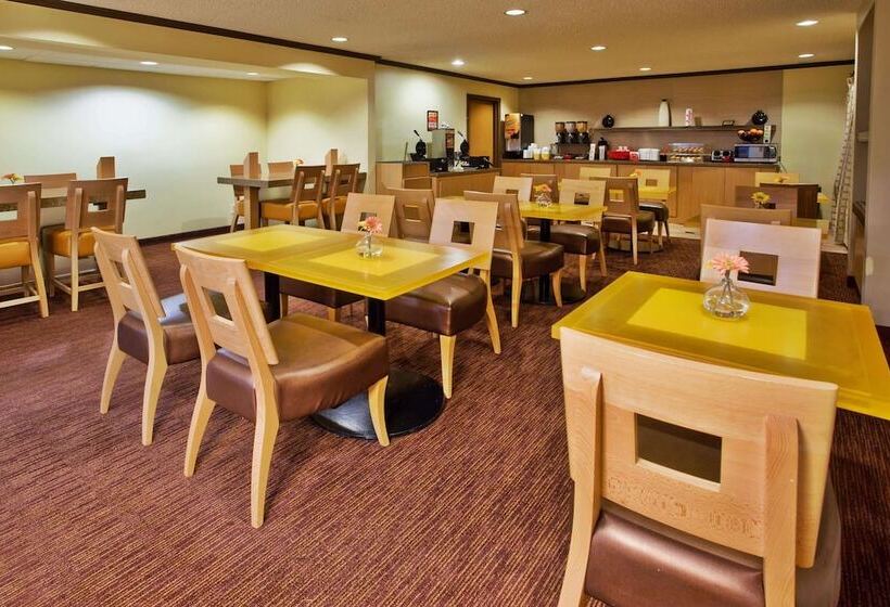 هتل Travelodge By Wyndham Columbus State University